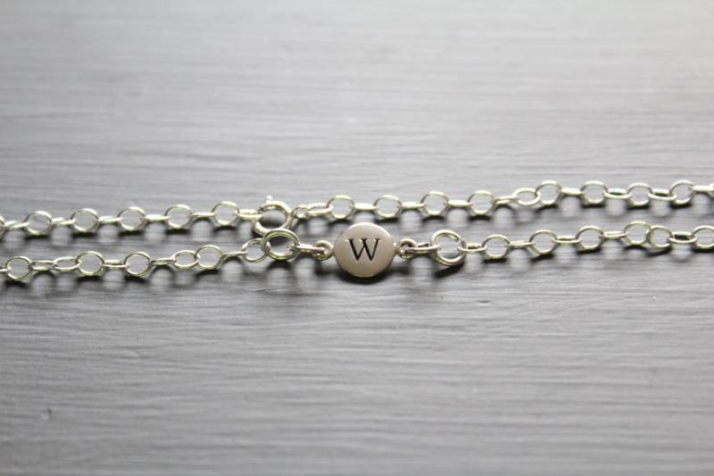 sterling Silber Initial W Armband Zierlicher Gestempelter Anhänger von HannahCatherines