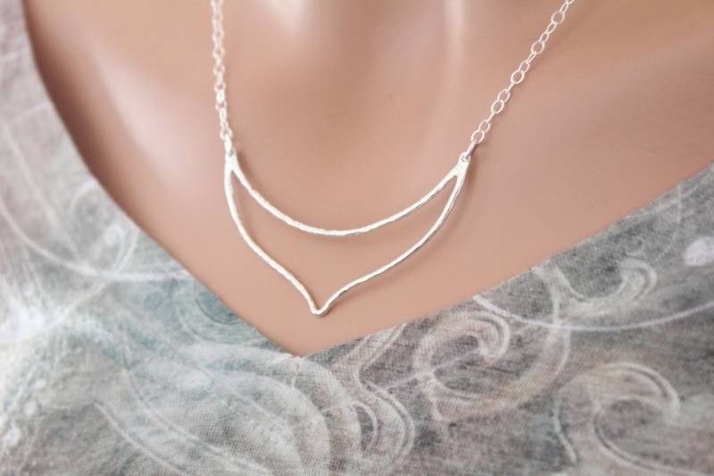 Gehämmerte Sterling Silber Chevron Halskette Halbmond Statement Schmuck Gehämmerte Sterling Silber Chevron Halskette Halbmond Statement Schmuck von HannahCatherines
