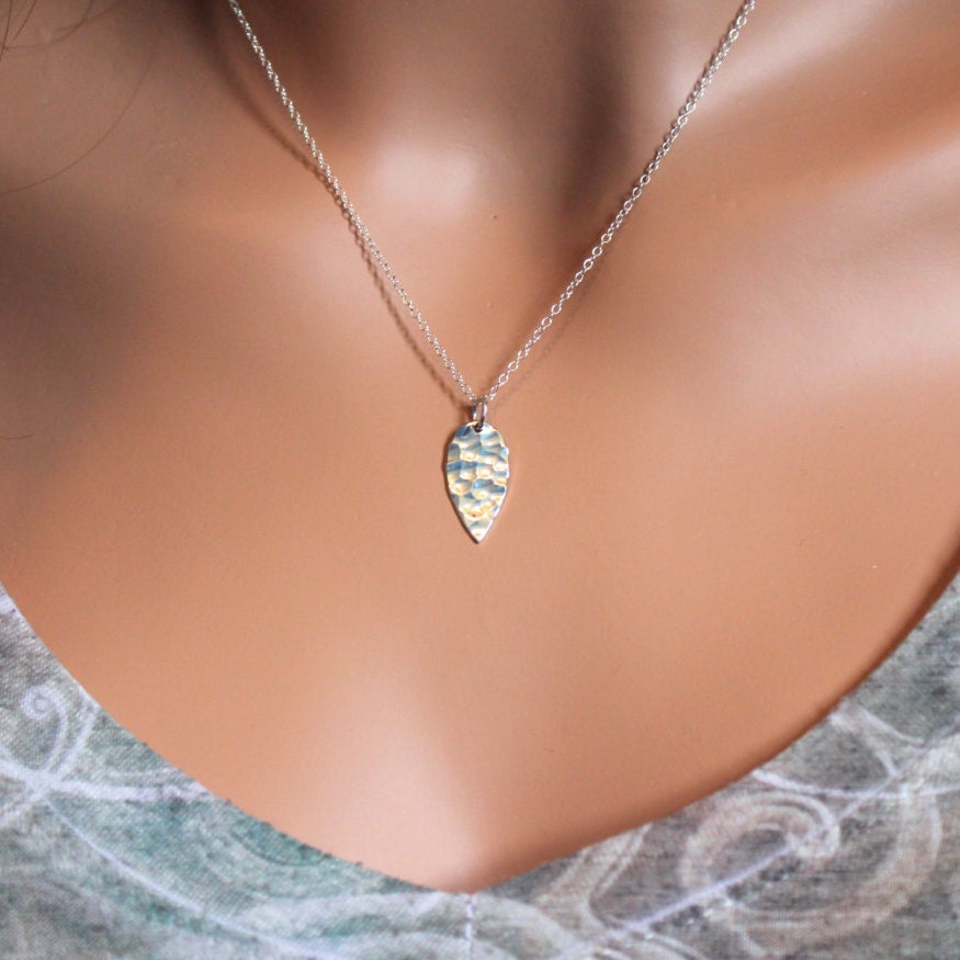 sterling Silber Teardrop Halskette Gehämmerter Blumen Anhänger von HannahCatherines