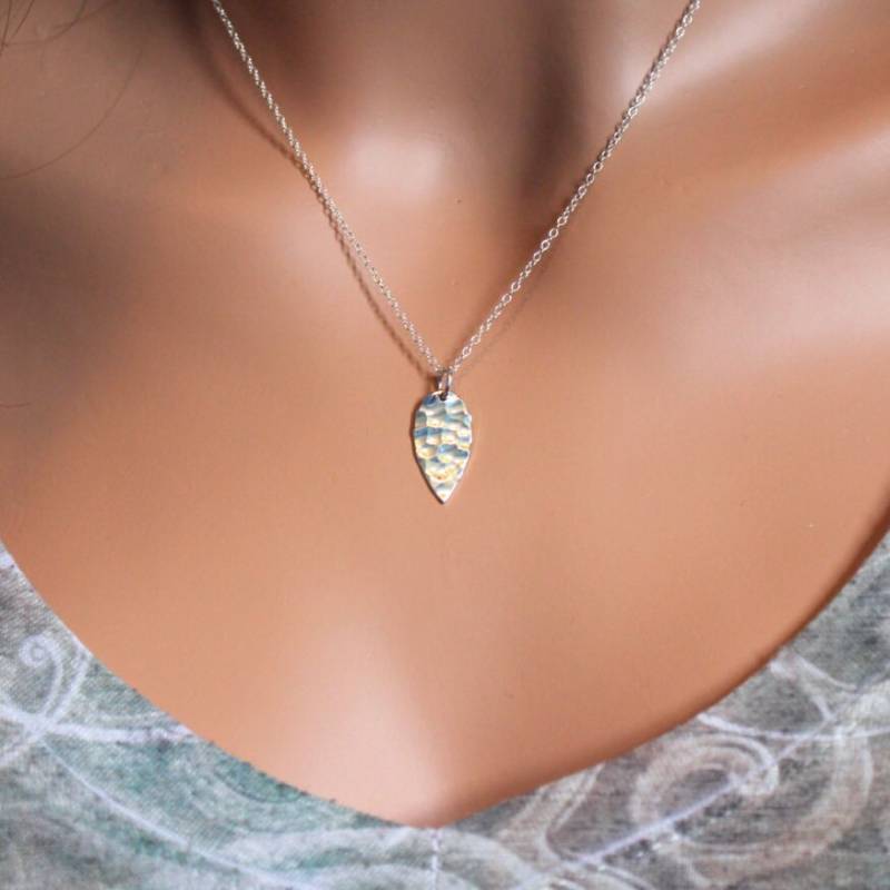 sterling Silber Teardrop Halskette Gehämmerter Blumen Anhänger von HannahCatherines