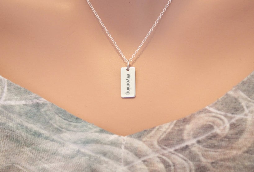 Sterling Silber Wyoming State Anhänger Halskette Benutzerdefinierte Schriftart von HannahCatherines