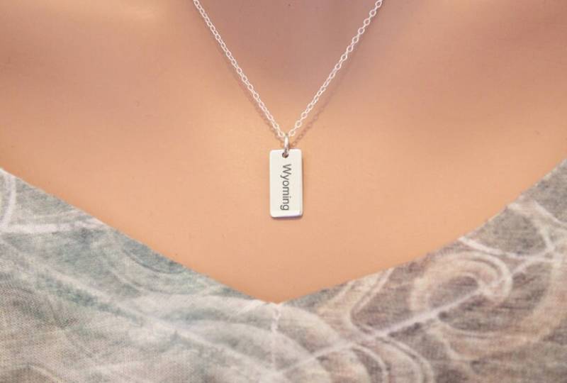 Sterling Silber Wyoming State Anhänger Halskette Benutzerdefinierte Schriftart von HannahCatherines