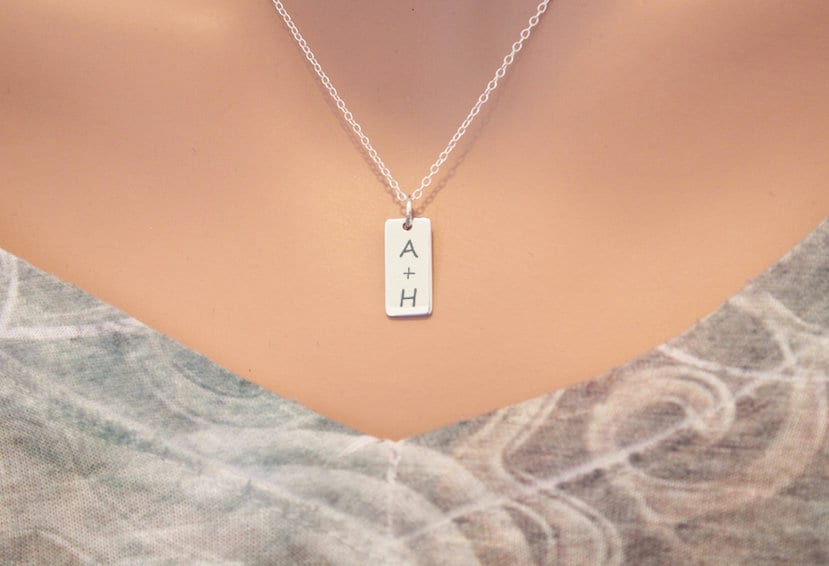 Zwei Initial Sterling Silber Charm Halskette, Paar Geschenk Für Freundin, Jubiläum Halskette Briefe von HannahCatherines