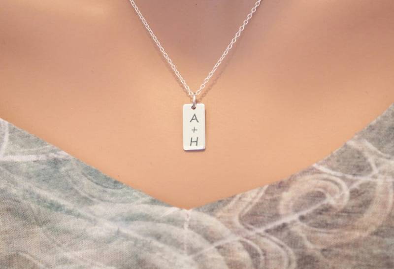 Zwei Initial Sterling Silber Charm Halskette, Paar Geschenk Für Freundin, Jubiläum Halskette Briefe von HannahCatherines