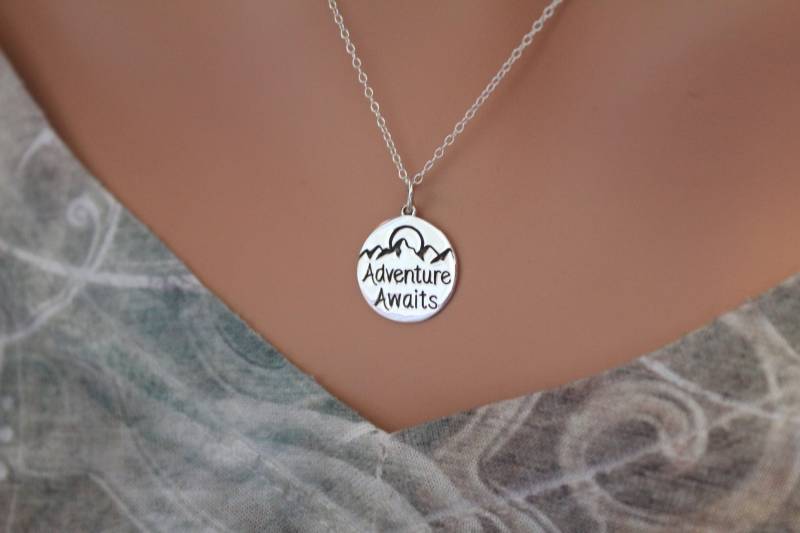 sterling Silber Adventure Awaits Halskette Message-Anhänger von HannahCatherines