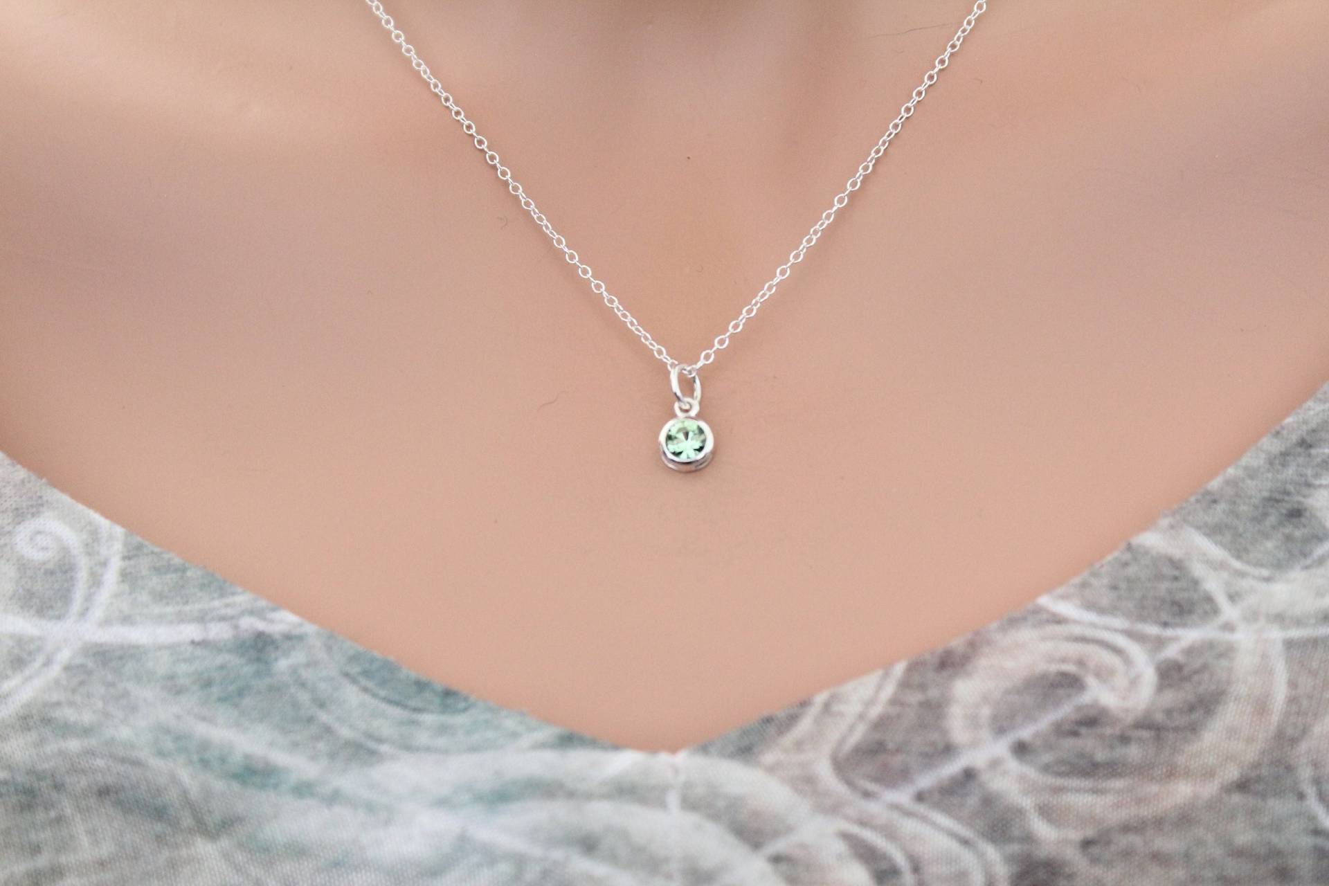 sterling Silber August Birthstone Halskette Kleiner Grüner Kristallanhänger von HannahCatherines