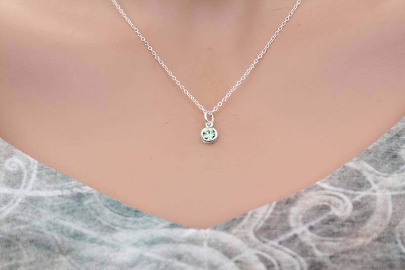 sterling Silber August Birthstone Halskette Kleiner Grüner Kristallanhänger von HannahCatherines