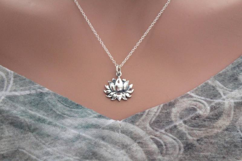 Blühende Blume, Zen Schmuck, Sterling Silber Lotus Anhänger von HannahCatherines