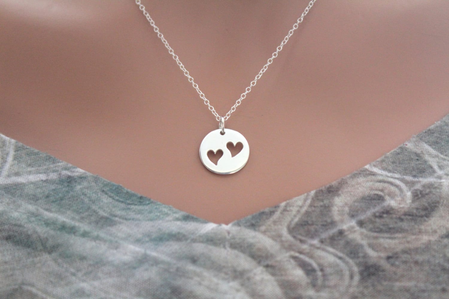 sterling Silber Zwei Herz Cutout Halskette - Geschenk Für Mama von HannahCatherines