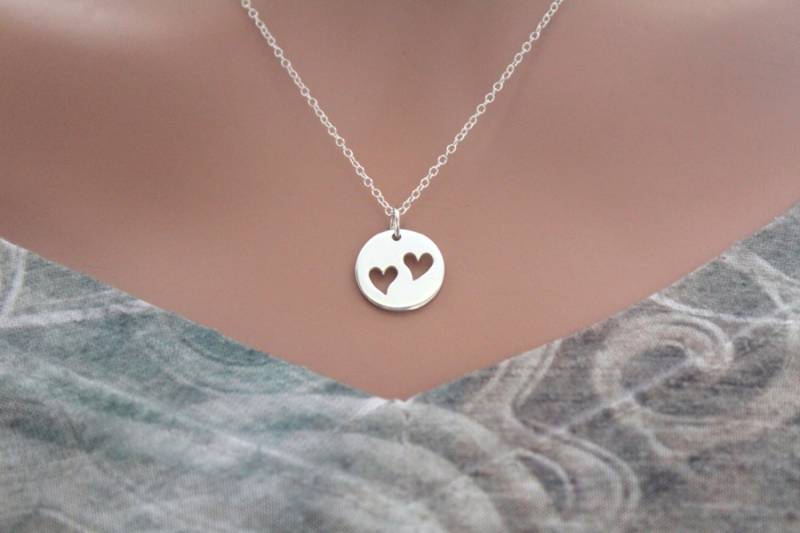 sterling Silber Zwei Herz Cutout Halskette - Geschenk Für Mama von HannahCatherines