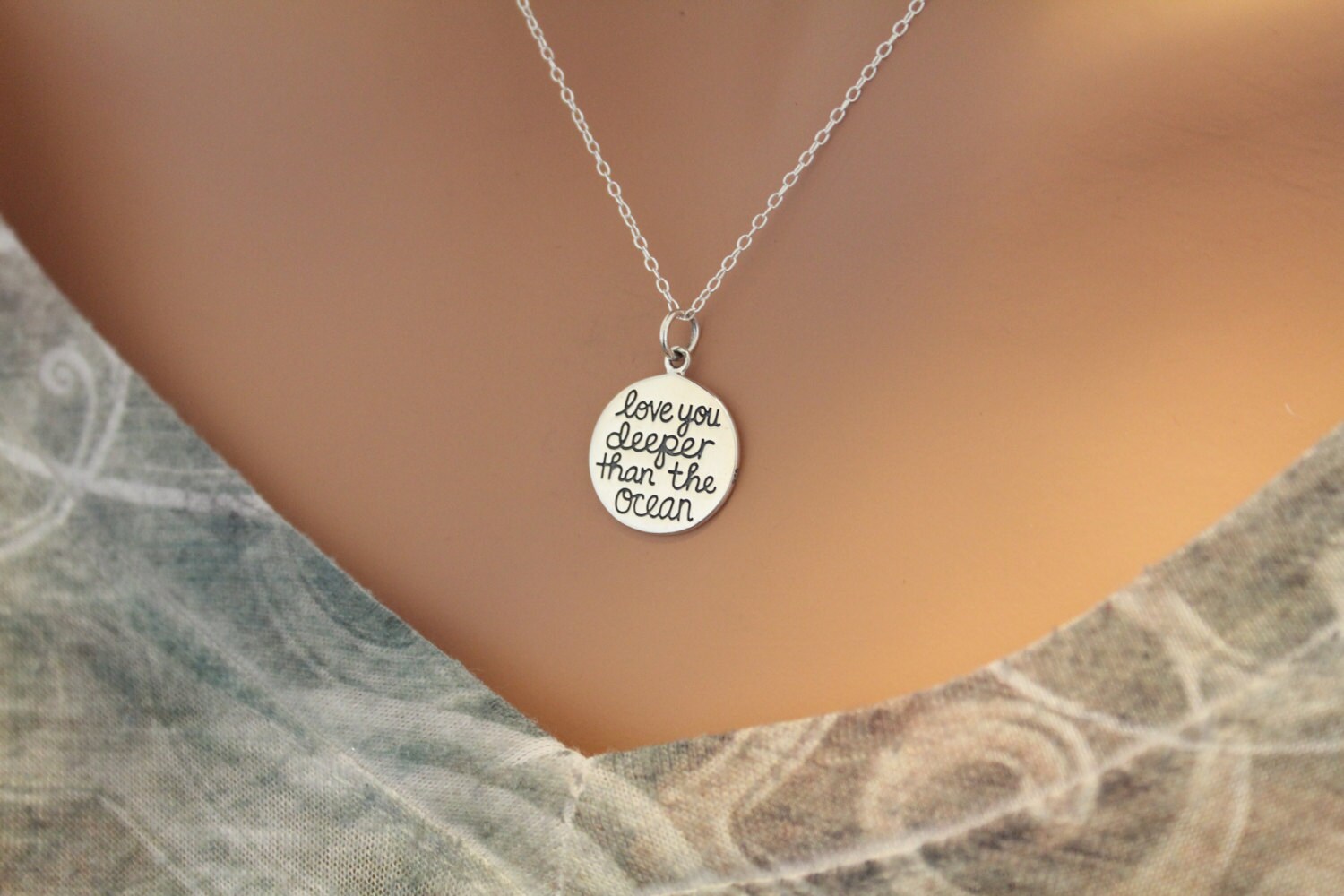 sterling Silber Zitat Halskette Liebe Dich Tiefer Als Der Ozean Anhänger sterling Silber Zitat Halskette Liebe Dich Tiefer Als Der Ozean Anhänger von HannahCatherines