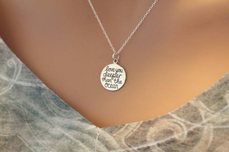 sterling Silber Zitat Halskette Liebe Dich Tiefer Als Der Ozean Anhänger sterling Silber Zitat Halskette Liebe Dich Tiefer Als Der Ozean Anhänger von HannahCatherines
