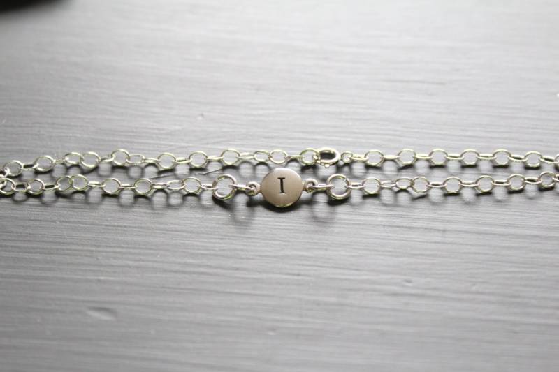 sterling Silber Initial I Armband Gestempelt Charm, Zierliche Silberkette von HannahCatherines