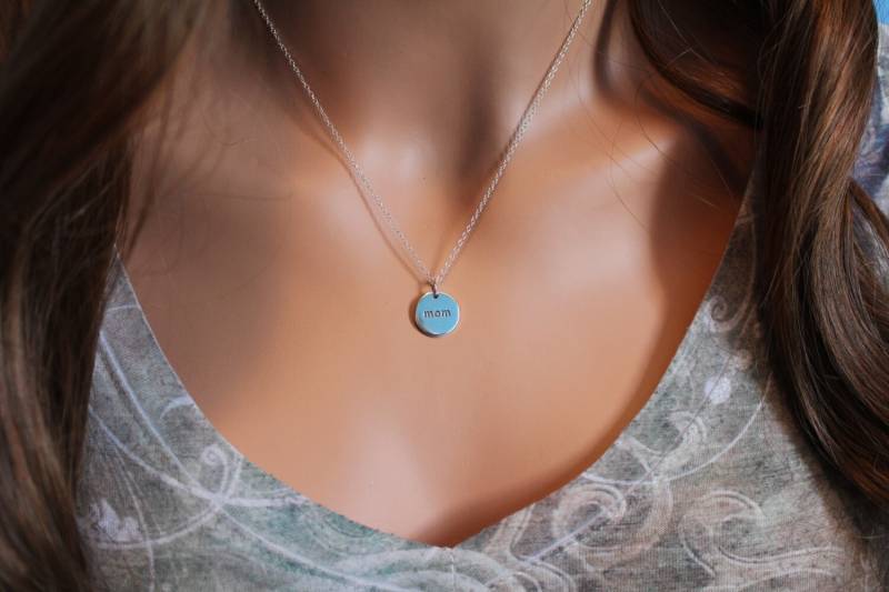 sterling Silber Mom Halskette Runder Charm Anhänger von HannahCatherines