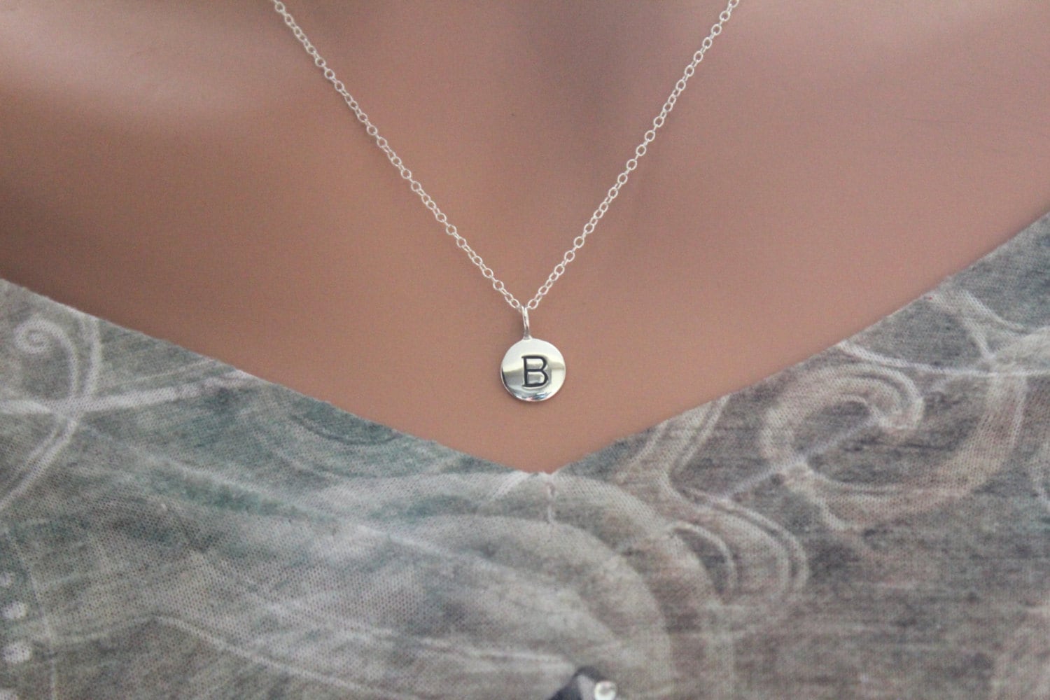 sterling Silber Initial B Halskette Zierlicher Gestempelter Anhänger von HannahCatherines