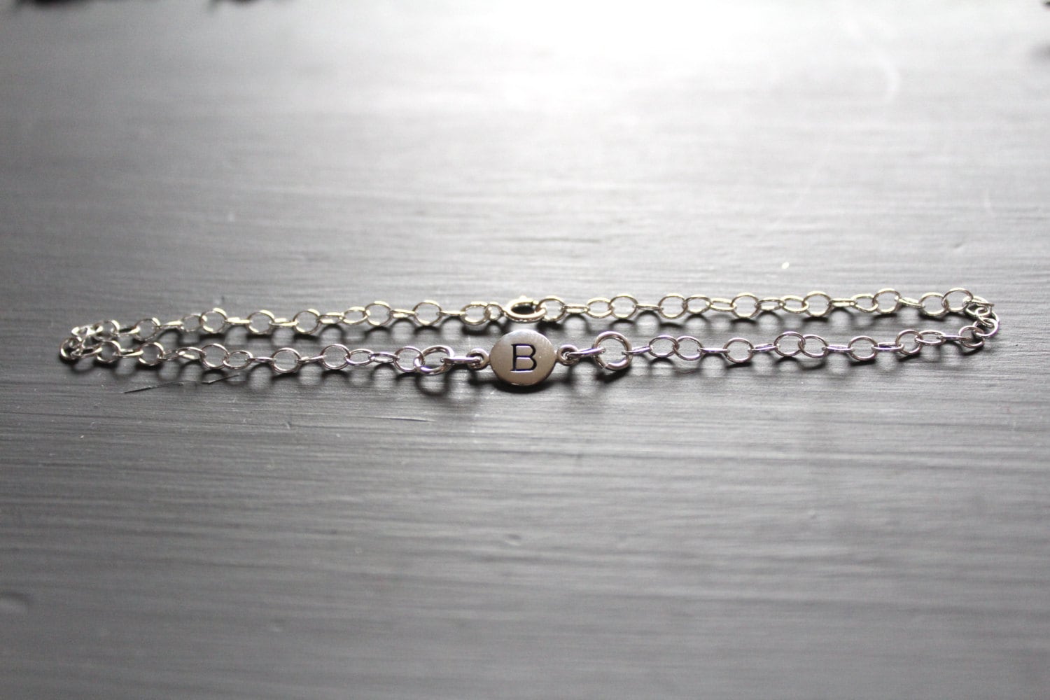 sterling Silber Initial B Armband Zierlicher Gestempelter Anhänger von HannahCatherines