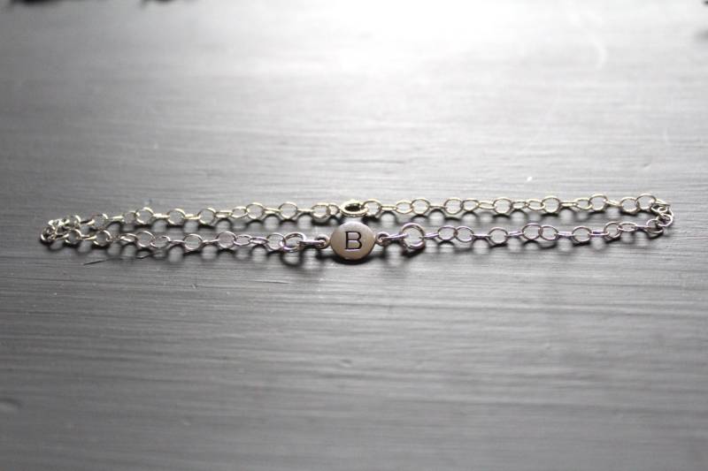 sterling Silber Initial B Armband Zierlicher Gestempelter Anhänger von HannahCatherines