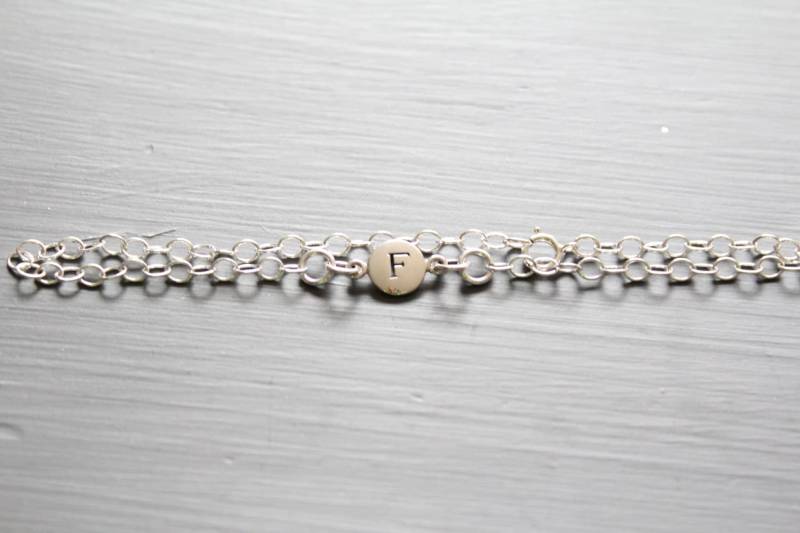 sterling Silber Initial F Armband Zierlicher Gestempelter Anhänger von HannahCatherines