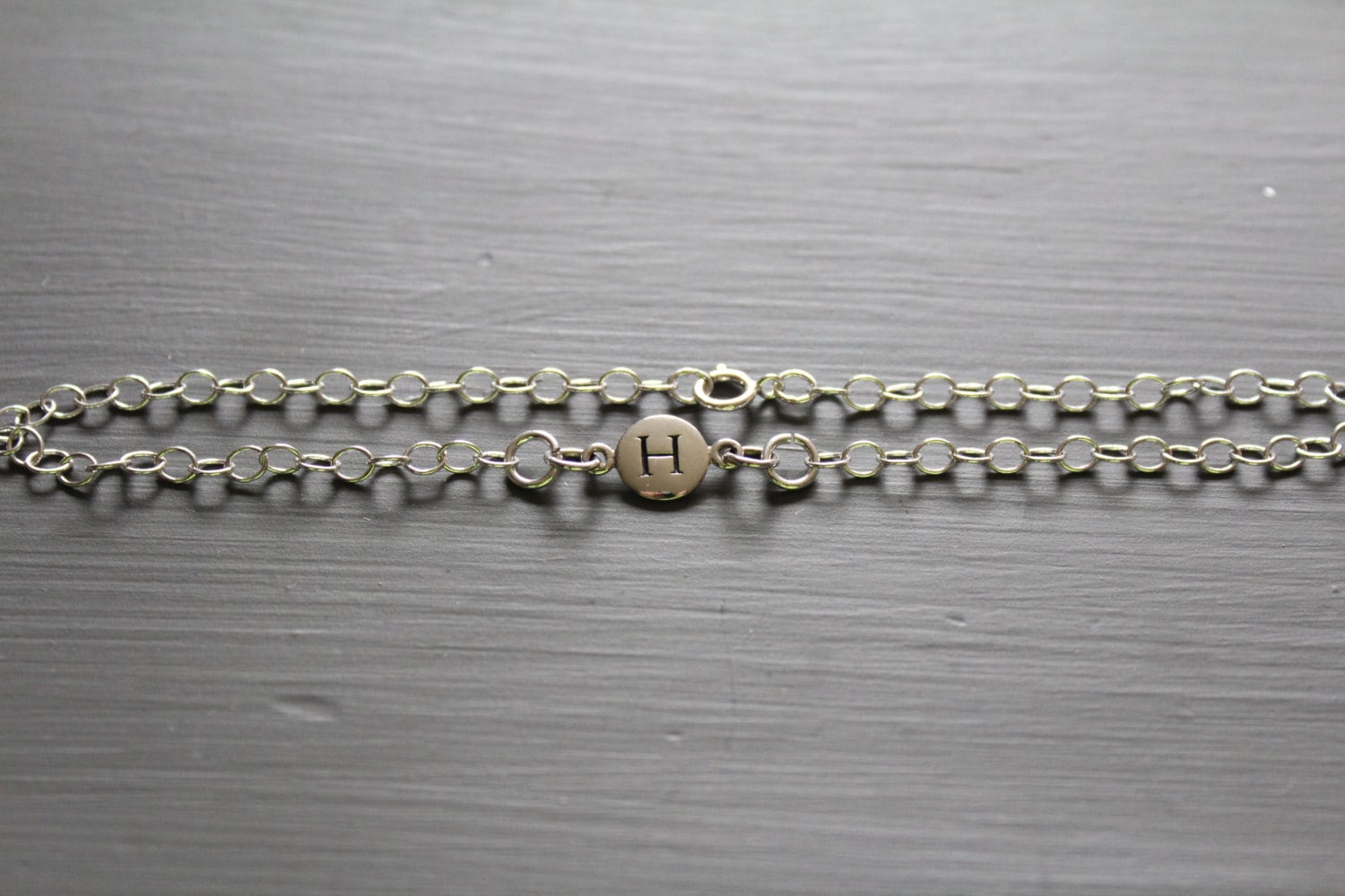 sterling Silber Initial H Armband Zierlicher Gestempelter Anhänger von HannahCatherines