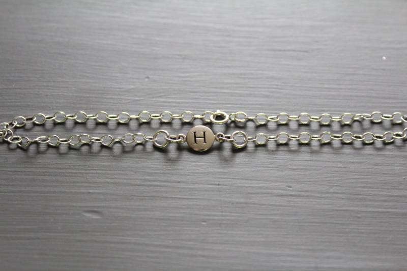 sterling Silber Initial H Armband Zierlicher Gestempelter Anhänger von HannahCatherines