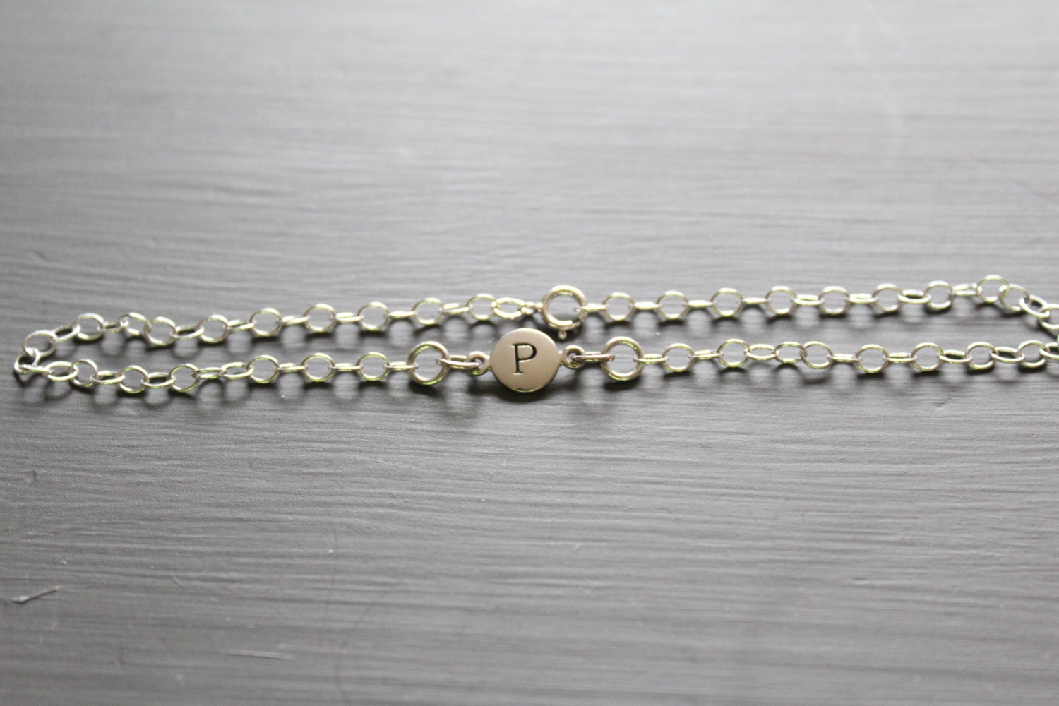 sterling Silber Initial P Armband Zierlicher Gestempelter Anhänger von HannahCatherines