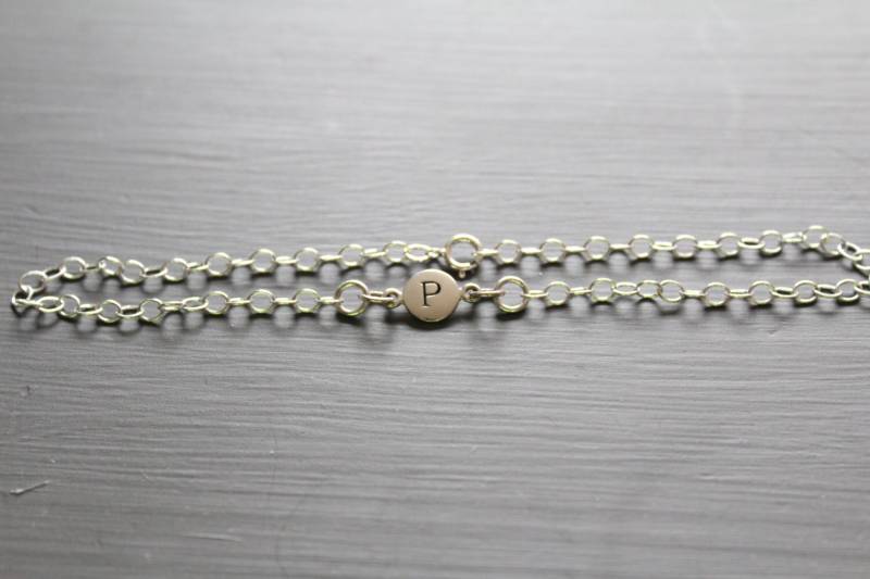 sterling Silber Initial P Armband Zierlicher Gestempelter Anhänger von HannahCatherines