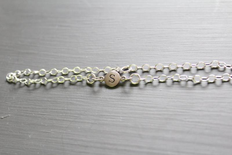 sterling Silber Initial S Armband Zierlicher Gestempelter Anhänger von HannahCatherines