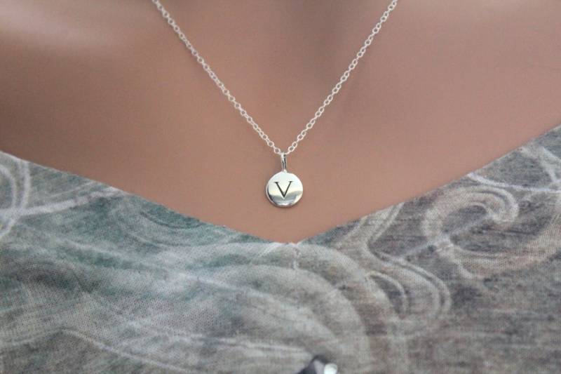 sterling Silber Initial V Halskette Zierlicher Gestempelter Anhänger von HannahCatherines