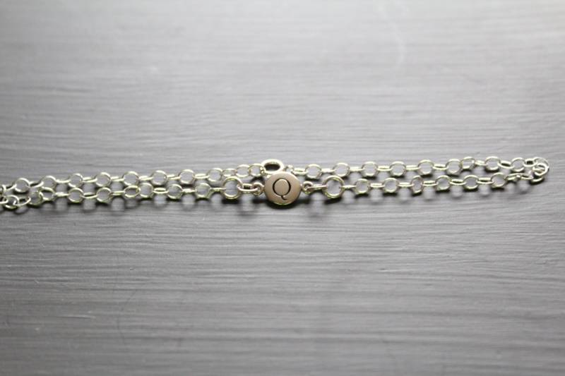 sterling Silber Initial Q Armband Zierlicher Gestempelter Anhänger von HannahCatherines