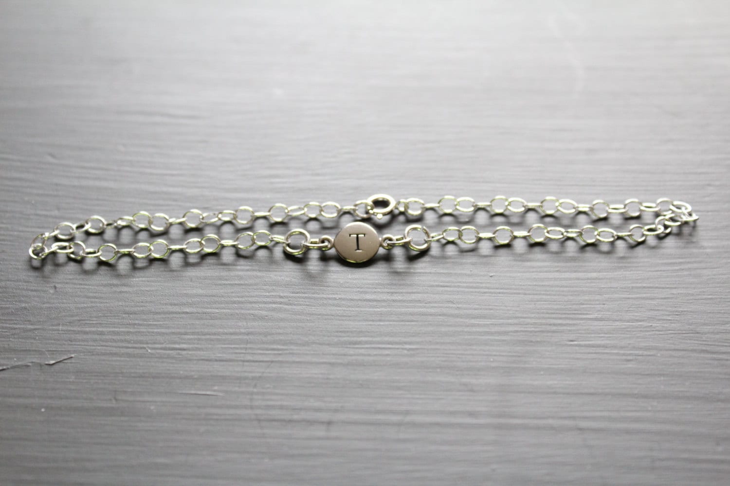 sterling Silber Initial T Armband Zierlicher Gestempelter Anhänger von HannahCatherines