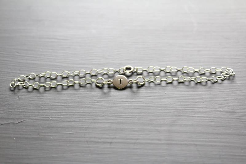 sterling Silber Initial T Armband Zierlicher Gestempelter Anhänger von HannahCatherines