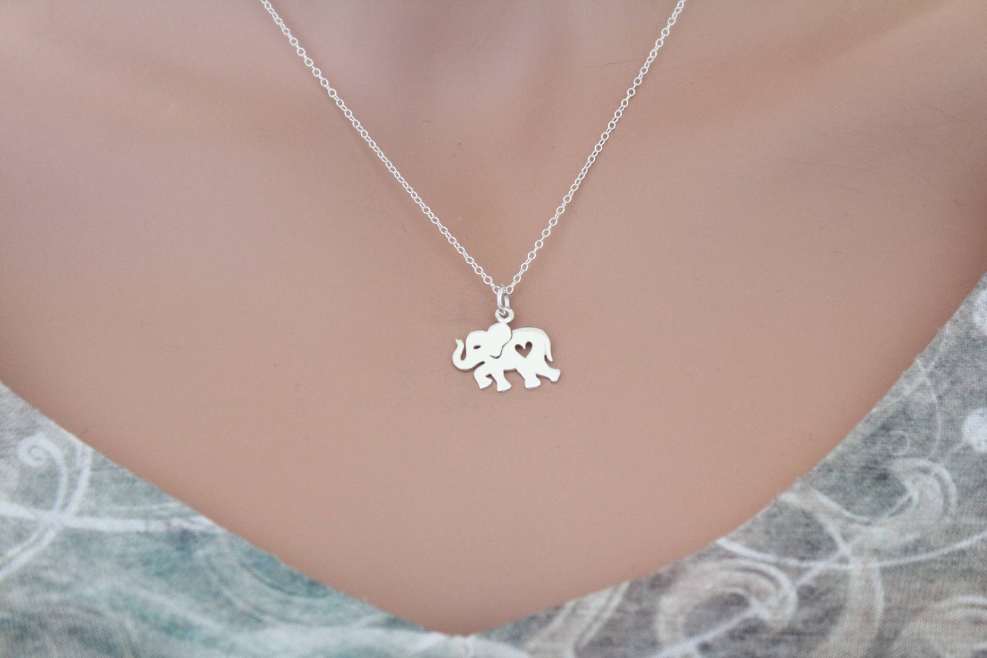 sterling Silber Elefant Charme Mit Herz Ausschnitt Halskette, Entzückender Halskette von HannahCatherines