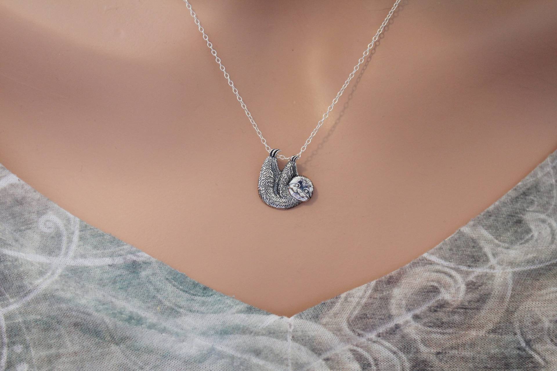 sterling Silber Faultier Anhänger Halskette Hängender Schmuck von HannahCatherines