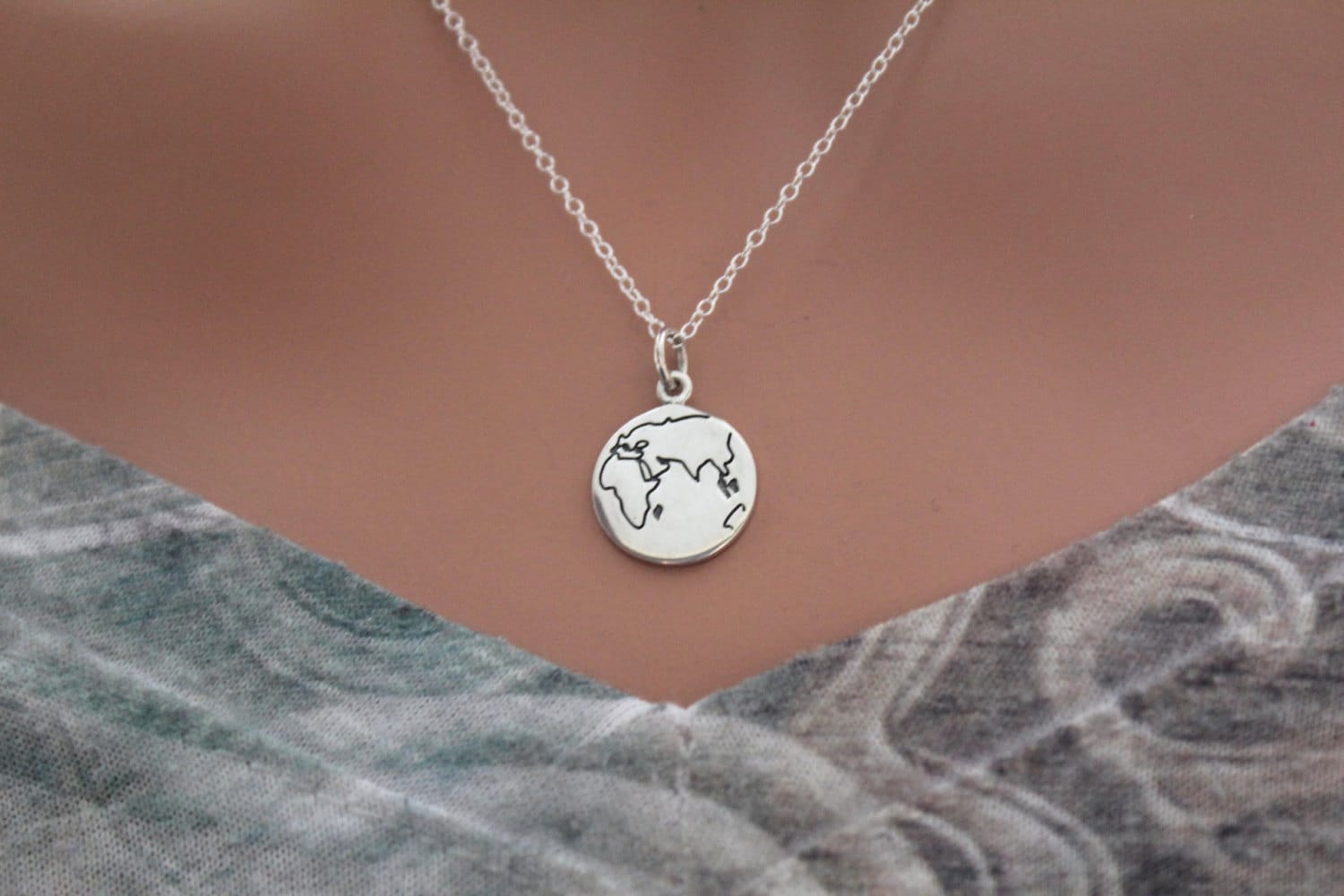 sterling Silber Geätzt Globe Charm Halskette Traveller Schmuck von HannahCatherines