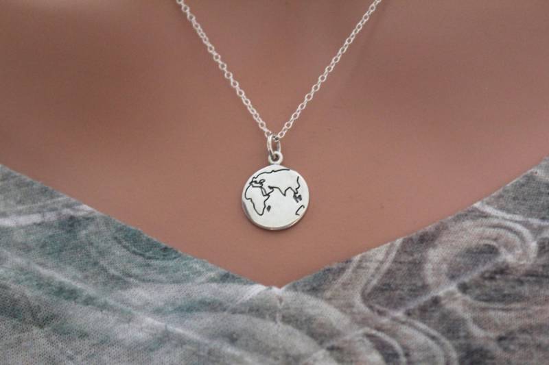 sterling Silber Geätzt Globe Charm Halskette Traveller Schmuck von HannahCatherines