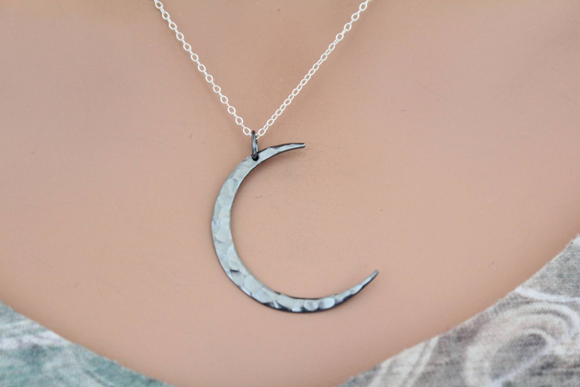 sterling Silber Gehämmert Halbmond Halskette von HannahCatherines