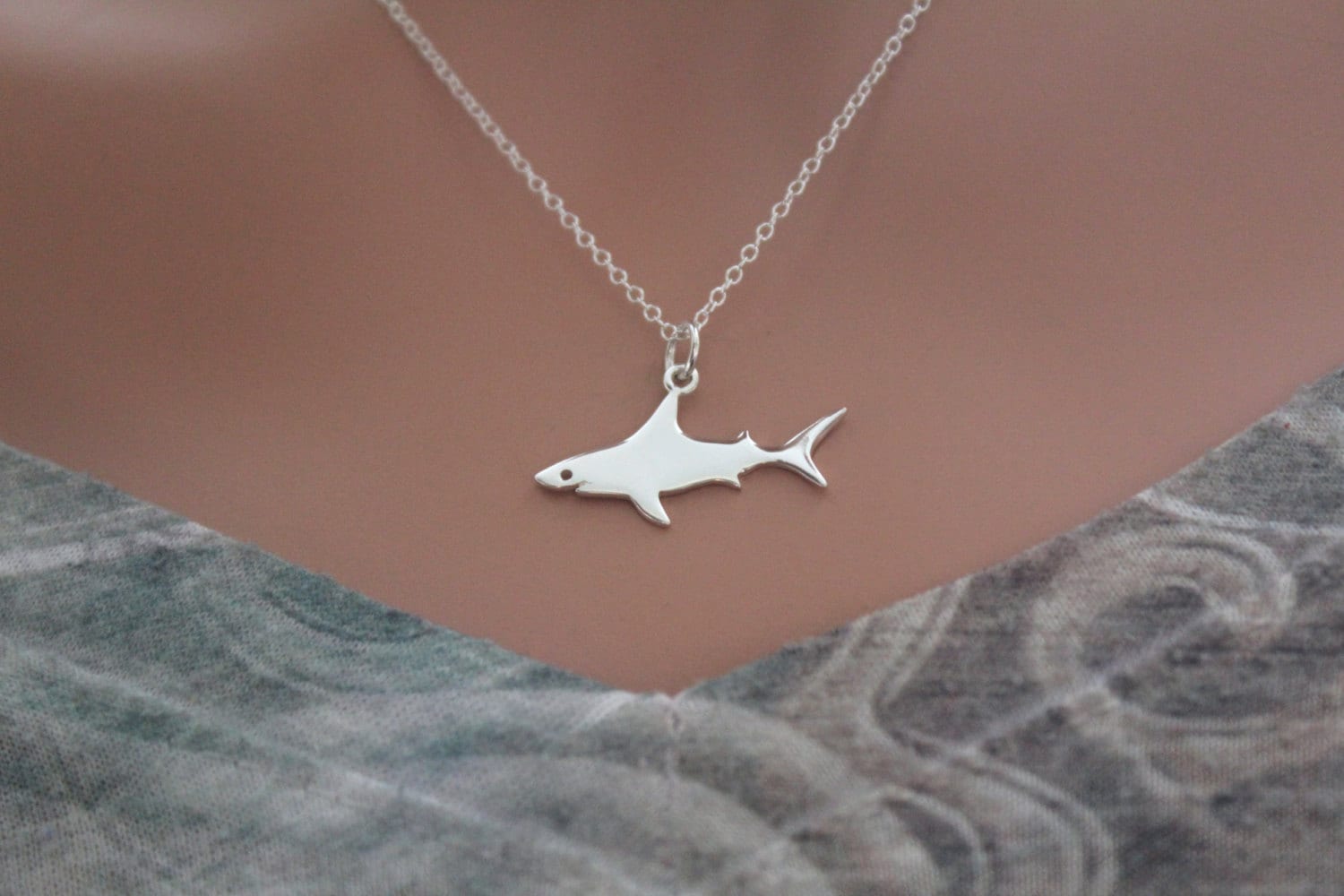 sterling Silber Hai Charm Halskette, Liebhaber Taucher Anhänger Niedlichen von HannahCatherines