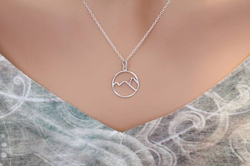 sterling Silber Halskette Mit Bergkette Wire Circle Anhänger von HannahCatherines