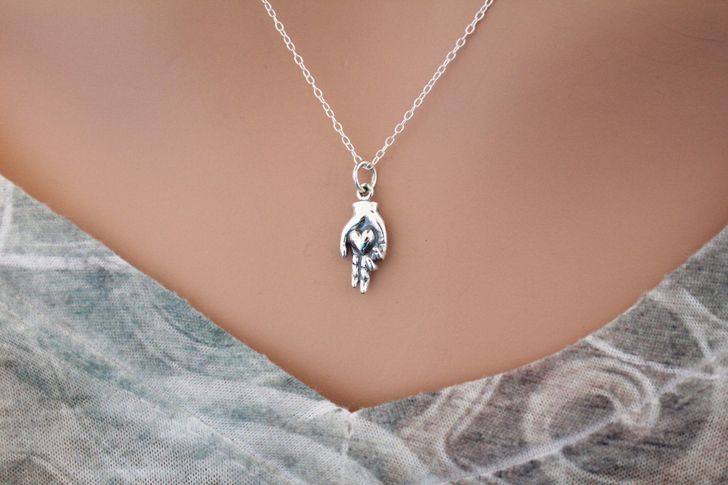 sterling Silber Hand in Herz Charm Halskette von HannahCatherines