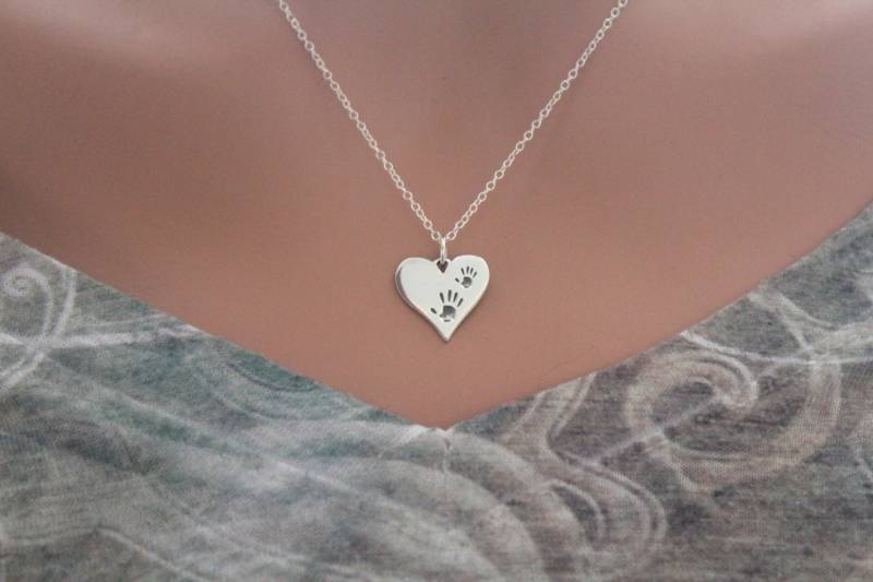 sterling Silber Handabdruck Herz Charm Halskette Mutter Tochter Geschenk sterling Silber Handabdruck Herz Charm Halskette Mutter Tochter Geschenk von HannahCatherines