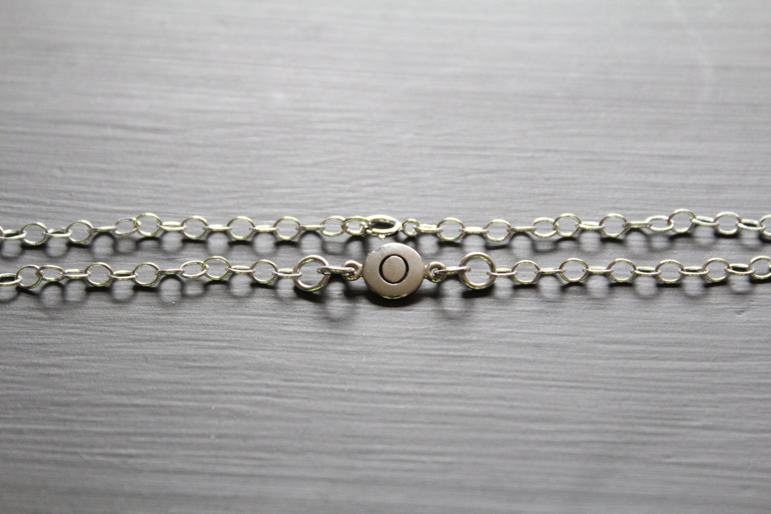 sterling Silber Initial O Armband Zierlicher Gestempelter Anhänger von HannahCatherines