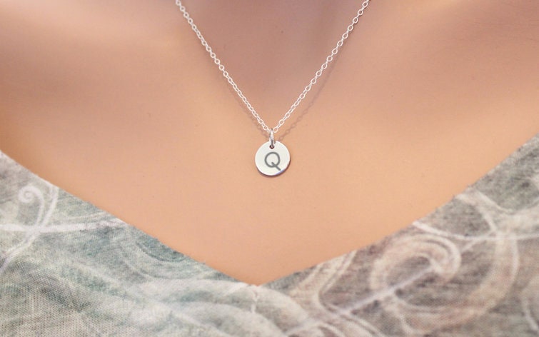 sterling Silber Initial Q Halskette Charm Mit Gravur von HannahCatherines