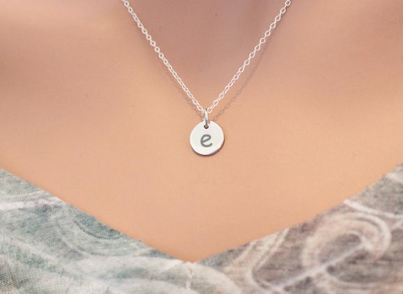 sterling Silber Kleinbuchstaben E Initial Halskette Personalisierter Anhänger von HannahCatherines