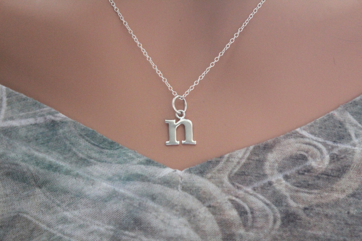sterling Silber Kleinbuchstaben N Initial Halskette Typewriter Font von HannahCatherines