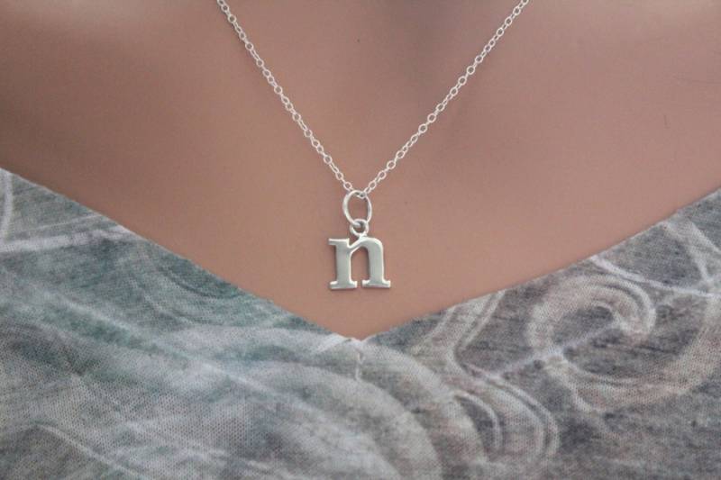 sterling Silber Kleinbuchstaben N Initial Halskette Typewriter Font von HannahCatherines