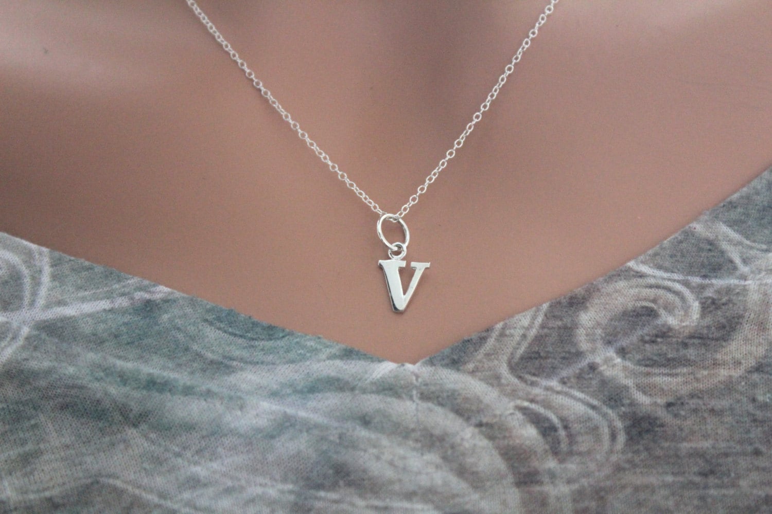 sterling Silber Kleinbuchstaben V Initial Halskette von HannahCatherines