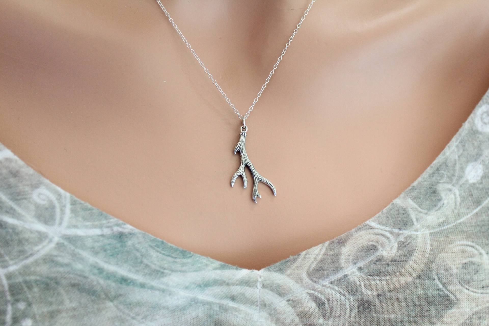 sterling Silber Kleine Hirschgeweih Charm Halskette, Halskette sterling Silber Kleine Hirschgeweih Charm Halskette, Halskette von HannahCatherines