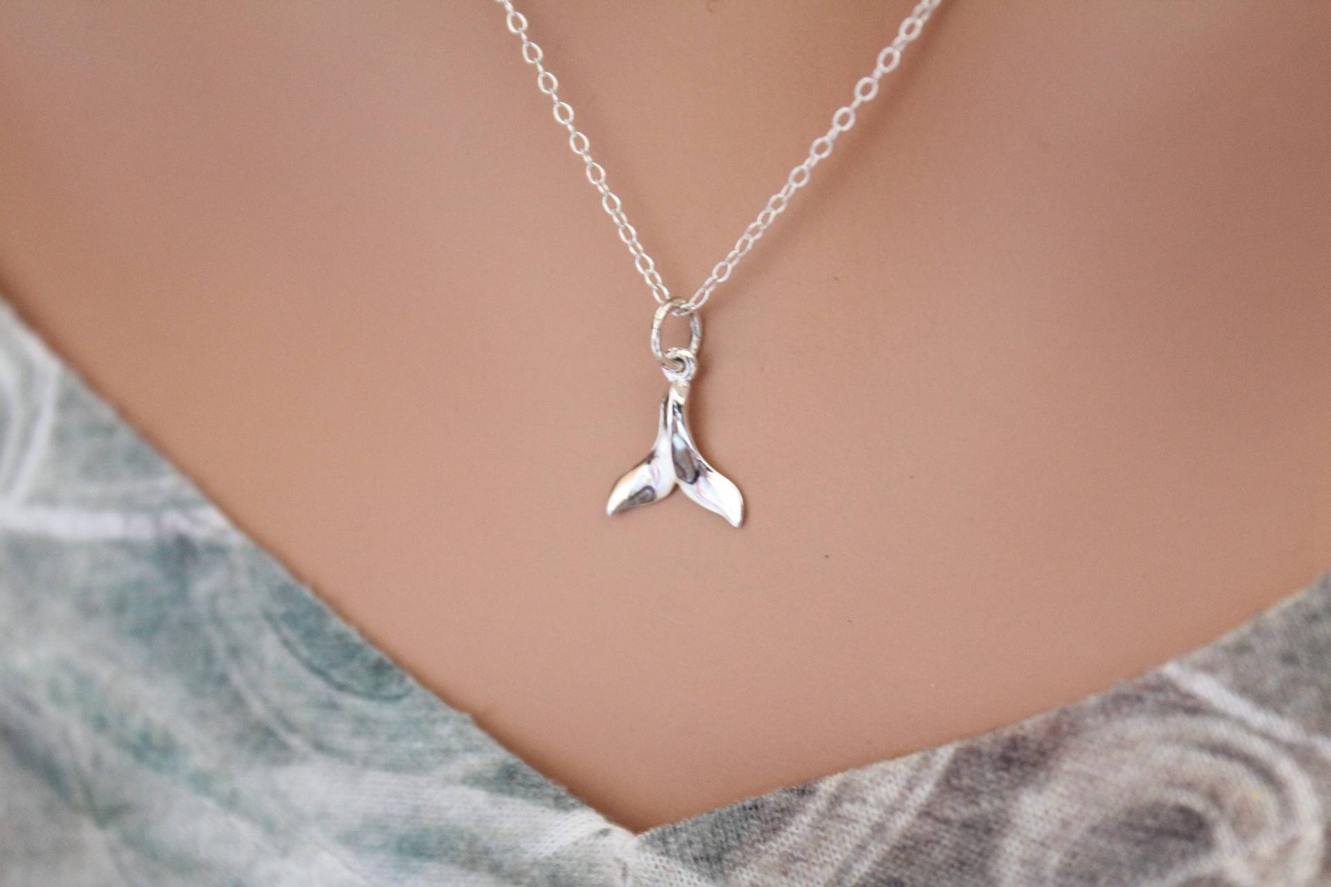 sterling Silber Whale Tail Halskette Ocean Charm Schmuck von HannahCatherines