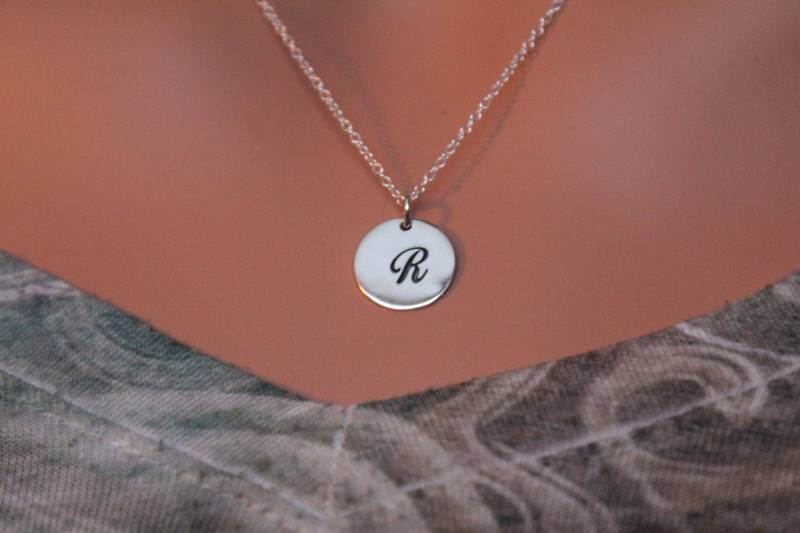 sterling Silber Schreibschrift R Initial Halskette Kreisförmiger Anhänger von HannahCatherines