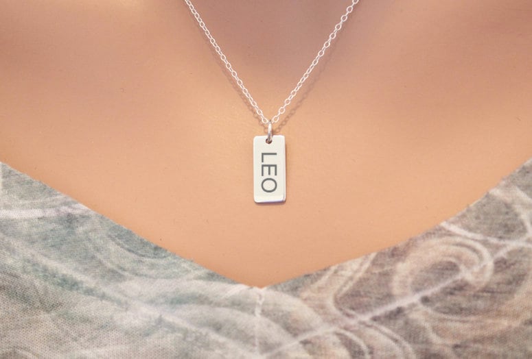 sterling Silber Leo Halskette Charm Mit Individueller Gravur von HannahCatherines